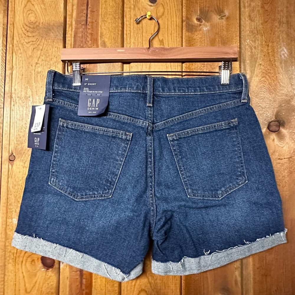 Gap Mid-Rise Shorts - Picture 2 of 3